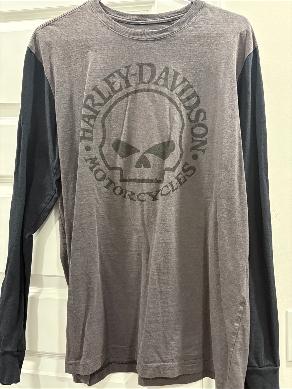 Harley-Davidson Gray Body Black Sleeve Long Sleeve Skull Logo Tee